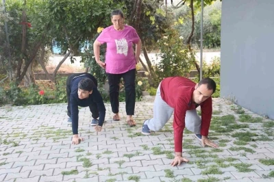 Emekleyerek yaşam s&uuml;ren 3 engelli evladına &ouml;mr&uuml;n&uuml; adadı
