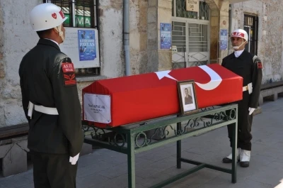 Emekli Baş&ccedil;avuş, askeri t&ouml;renle g&ouml;zyaşları eşliğinde son yolculuğuna uğurlandı