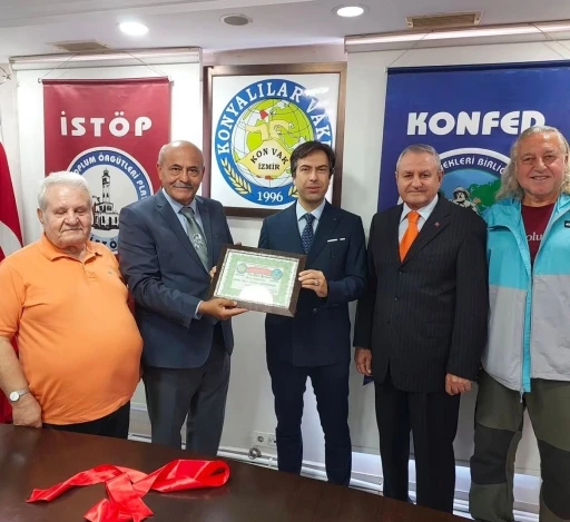 Emekli Başsavcı Şahiner&rsquo;in kitabı, Yeşilay ve Mehmet&ccedil;ik Vakfı&rsquo;na bağış oldu
