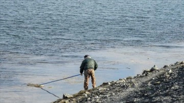 Emekli &ccedil;evre g&ouml;n&uuml;ll&uuml;s&uuml; 20 yıldır g&ouml;let kıyılarını temizliyor