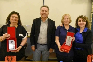 Emekli Hemşirelere Hizmet Teşekk&uuml;r Plaketi
