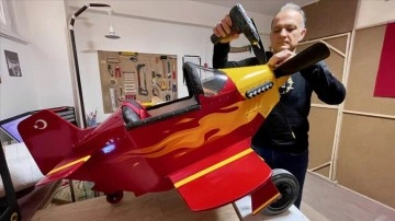 Emekli makine m&uuml;hendisi oyuncak ve havacılık tutkusunu &uuml;rettiği pedallı u&ccedil;aklarda yaşatıyor
