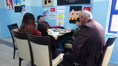 Emekli &ouml;ğretmenden g&ouml;n&uuml;ll&uuml; eğitim desteği
