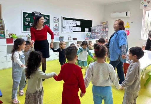 Emekli &ouml;ğretmenlerden miniklere sıcacık s&uuml;rpriz
