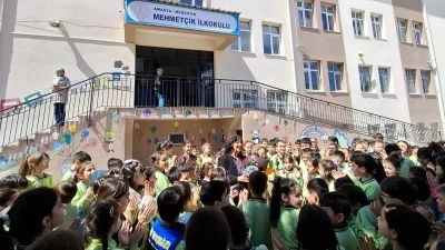 Emekli olan G&uuml;ldane &ouml;ğretmen &ouml;ğrencilerine alkışlarla veda etti
