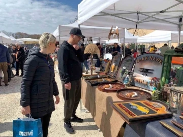 Emekli olduktan sonra at&ouml;lyesinde dekorasyon malzemesi yapmaya başladı
