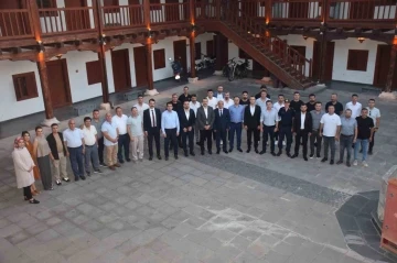 Emekliye ayrılan emniyet m&uuml;d&uuml;r&uuml;ne veda yemeği
