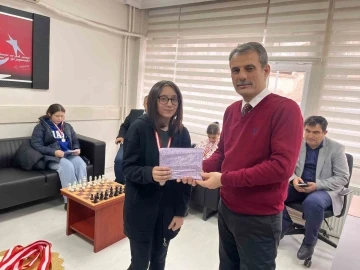 Emet&rsquo;te afiş yarışmalarında dereceye giren &ouml;ğrenciler &ouml;d&uuml;llendirildi
