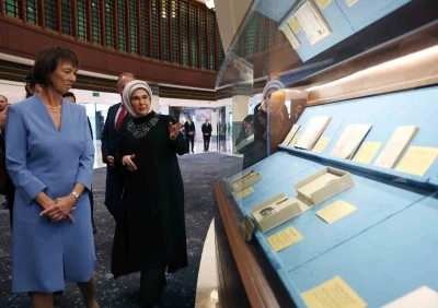 Emine Erdoğan, Almanya Başbakanı Merz&rsquo;in eşiyle Millet K&uuml;t&uuml;phanesi&rsquo;ni ziyaret etti