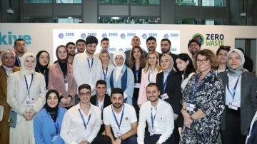 Emine Erdoğan, Dubai'de iklim el&ccedil;isi gen&ccedil;lerle bir araya geldi