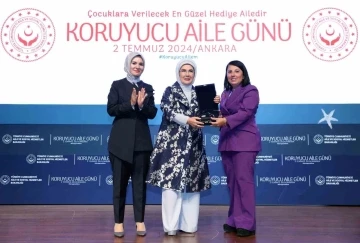 Emine Erdoğan, G&ouml;n&uuml;l El&ccedil;ileri ve koruyucu ailelerle bir araya geldi:
