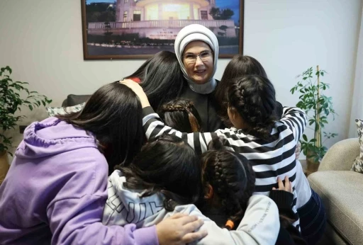 Emine Erdoğan, Hatay Serdar Demir &Ccedil;ocuk Evleri Sitesi&rsquo;ni ziyaret etti
