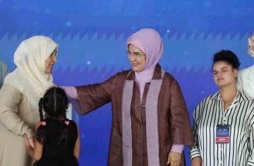 Emine Erdoğan, koruyucu aileler ve &ccedil;ocuklarıyla buluştu
