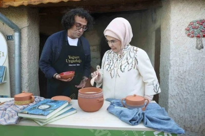 Emine Erdoğan, Nevşehir&rsquo;de T&uuml;rk Mutfağı Haftası kapsamında yoğurt mayaladı