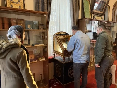 Emirsultan T&uuml;rbesi'ndeki Sakal-ı Şerif'e ziyaret&ccedil;i akını