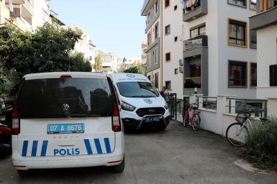 Emlak&ccedil;ıyı arayıp 'Arkadaşımı &ouml;ld&uuml;rd&uuml;m' dedi; eve giren polis cesetle karşılaştı