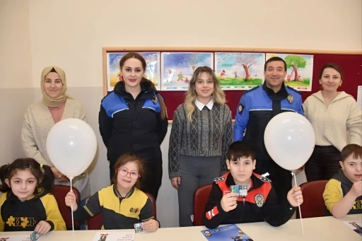 Emniyet M&uuml;d&uuml;r&uuml; Ay&rsquo;dan kendisine mektup g&ouml;nderen &ouml;ğrencilere karne hediyesi
