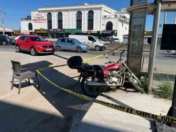 Emniyet şeridinde ilerleyen motosiklet ciple &ccedil;arpıştı: 1&rsquo;i ağır 2 yaralı
