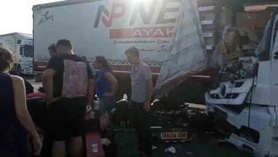 Emniyet şeridindeki tıra başka bir tır &ccedil;arptı: 2 yaralı