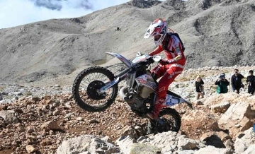 Endurocular deniz seviyesinden 2 bin 365 metre y&uuml;kseklikteki Tahtalı Dağı&rsquo;nın zirvesine &ccedil;ıktı