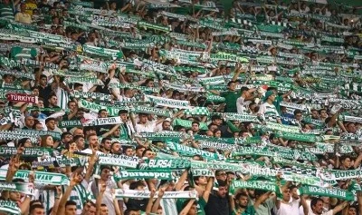 Enes &Ccedil;elik'in taraftar i&ccedil;in otob&uuml;s &ccedil;ağrısına b&uuml;y&uuml;k destek