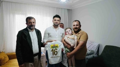 Enes &Ccedil;elik&rsquo;ten minik taraftara anlamlı ziyaret