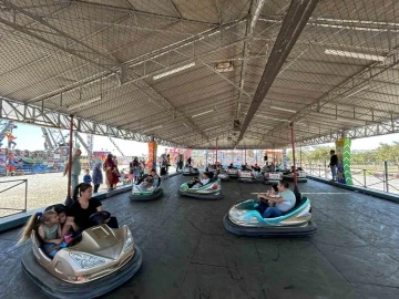 Engel tanımayan gen&ccedil;ler lunaparkta g&ouml;n&uuml;llerince eğlendi
