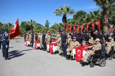 Engelli bireyler temsili askerlikle &uuml;niforma giyerek yemin etme gururunu yaşadı
