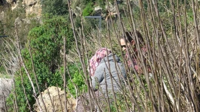 Engelli oğlu i&ccedil;in falezlere &ccedil;ıktı, 2 saatte ikna edildi
