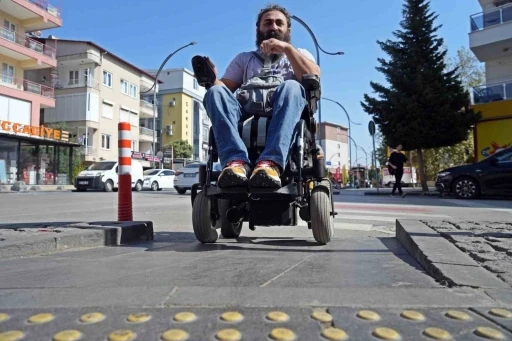 Engelli rampası &ouml;n&uuml;ne park edilen araca zarar veren engelli adam: "Bu benim tekerlekli sandalyem değil, ayağım"
