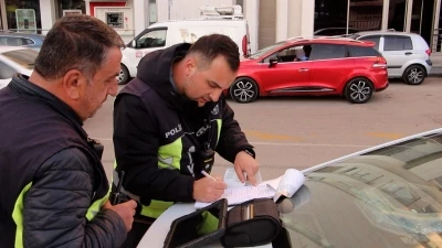 Engelli s&uuml;r&uuml;c&uuml;ye korsan taksi cezası; aracından inmek istemedi