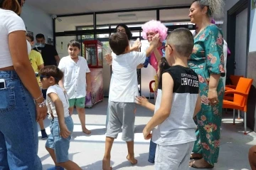 &rsquo;Engelsiz &ccedil;ocuklara&rsquo; doğum g&uuml;n&uuml; s&uuml;rprizi
