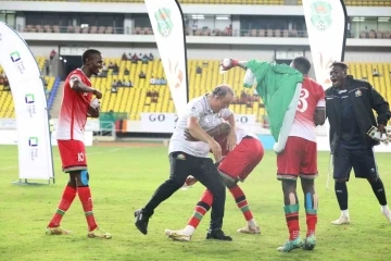 Engin Fırat&rsquo;a Fildişi Sahili ma&ccedil;ı sonrası sulu kutlama
