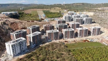 Enkaz kentte afet konutları y&uuml;kseliyor, ilk konutlar yıl sonunda teslim edilecek
