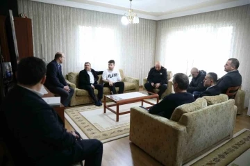 Enkazdan 72 saat sonra kurtarılan Yılmaz&rsquo;a ge&ccedil;miş olsun ziyareti
