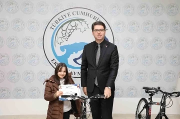 Erciş&rsquo;te kitap okuma yarışmasında dereceye girenlere &ouml;d&uuml;lleri verildi
