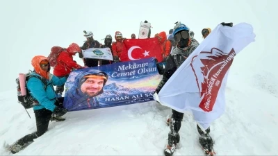 Erciyes Dağı'nda d&uuml;ş&uuml;p &ouml;len rehber i&ccedil;in anma tırmanışı