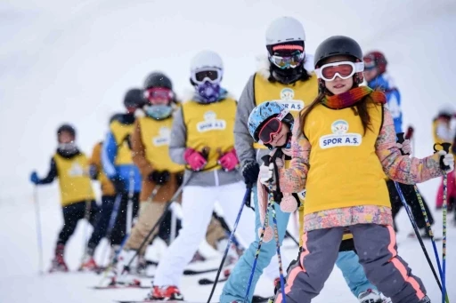 Erciyes Kayak Okulu&rsquo;nda s&ouml;mestir d&ouml;nemi kayak ve snowboard eğitimleri başladı
