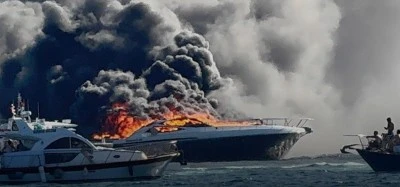 Erdek a&ccedil;ıklarında l&uuml;ks yat alev alev yandı