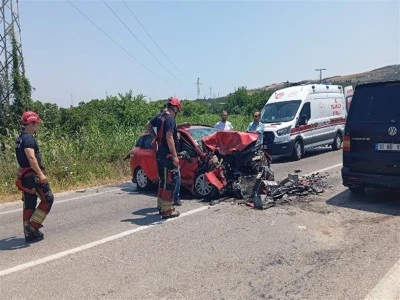 Erdek&rsquo;te otomobiller kafa kafaya &ccedil;arpıştı; 1 &ouml;l&uuml;, 2 yaralı