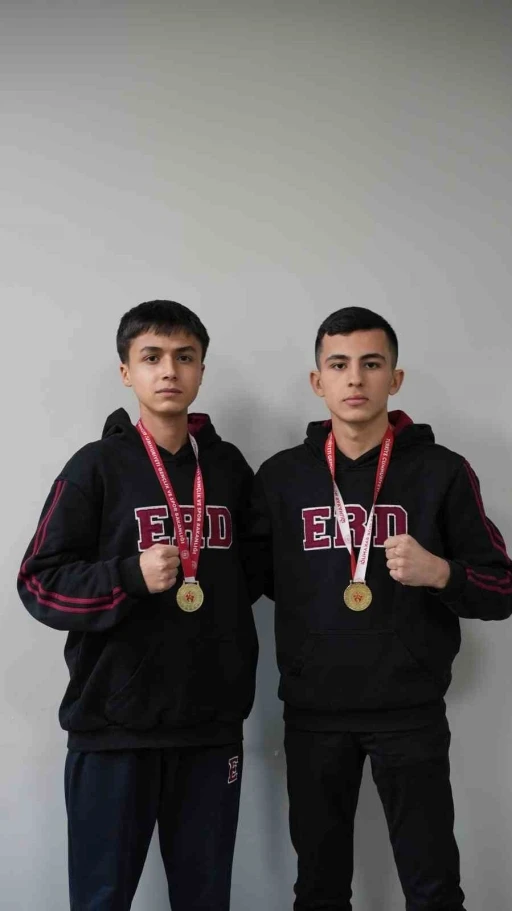 Erdem Koleji&rsquo;nden Kickboksta &ccedil;ifte şampiyonluk
