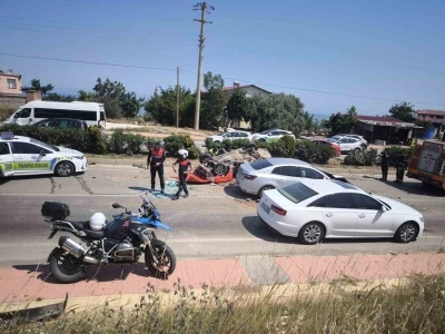 Erdemli&rsquo;de 4 otomobil birbirine girdi: 1 yaralı