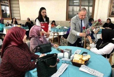 Erdemli&rsquo;de annelerin g&uuml;n&uuml; g&uuml;llerle kutlandı
