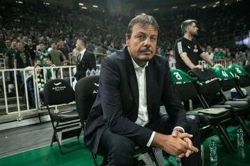 Ergin Ataman'dan Yunan taraftarlarının a&ccedil;tığı skandal pankarta cevap! 