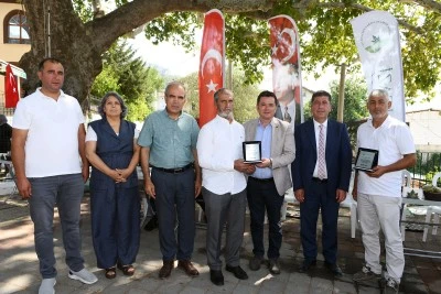 Erkan Aydın&rsquo;dan &ccedil;evre temizliğine katkı sunan g&ouml;n&uuml;ll&uuml;lere plaket