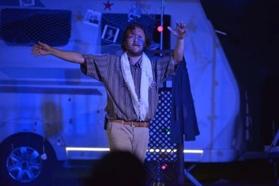 Erkan Can'ın y&ouml;nettiği 'Meraklısı İ&ccedil;in &Ouml;yle Bir Hikaye' Bursa'da sahnelendi