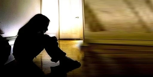 Erkek &ouml;ğrenciler zorla okulun tuvaletine soktukları kızı defalarca cinsel istismarda bulundu