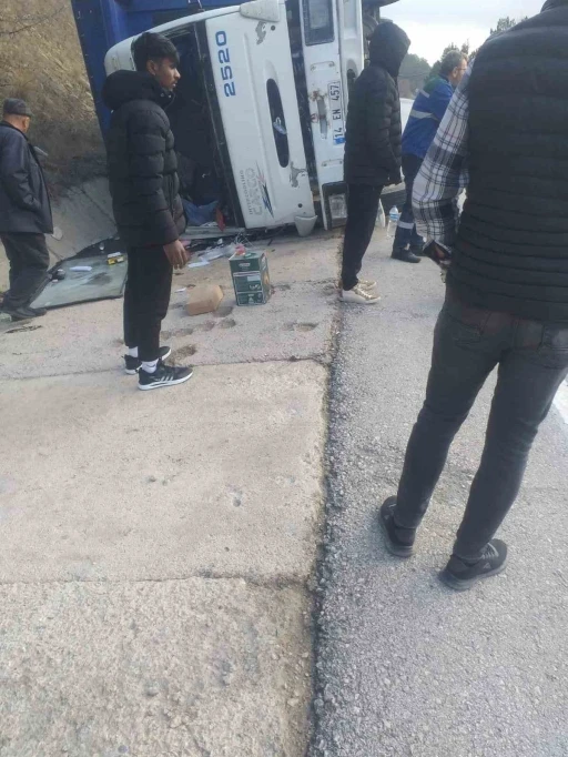 Erpili&ccedil;&rsquo;in tavuk y&uuml;kl&uuml; kamyonu devrildi: 1 yaralı
