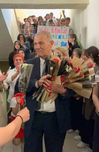 Ersin Bacaksız Anadolu Lisesi&rsquo;nde emekli olan m&uuml;d&uuml;re duygu y&uuml;kl&uuml; veda
