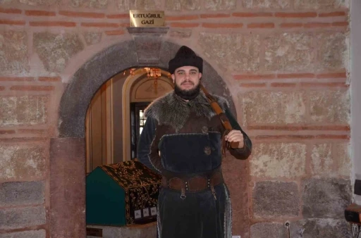 Ertuğrul Gazi T&uuml;rbesi&rsquo;ndeki &rsquo;Saygı N&ouml;beti&rsquo; metni S&ouml;ğ&uuml;t ruhuna uygun olarak değiştirildi
